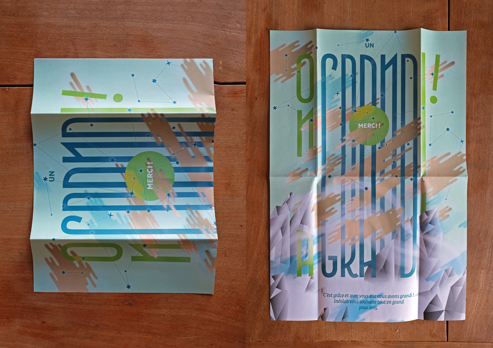 Carte de vœux à système sous forme de poster plié, enchâssé dans une pochette avec forme de découpe.